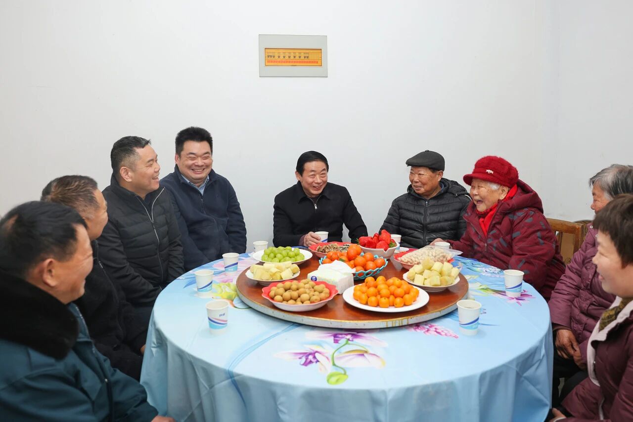 陈宝英慰问照片